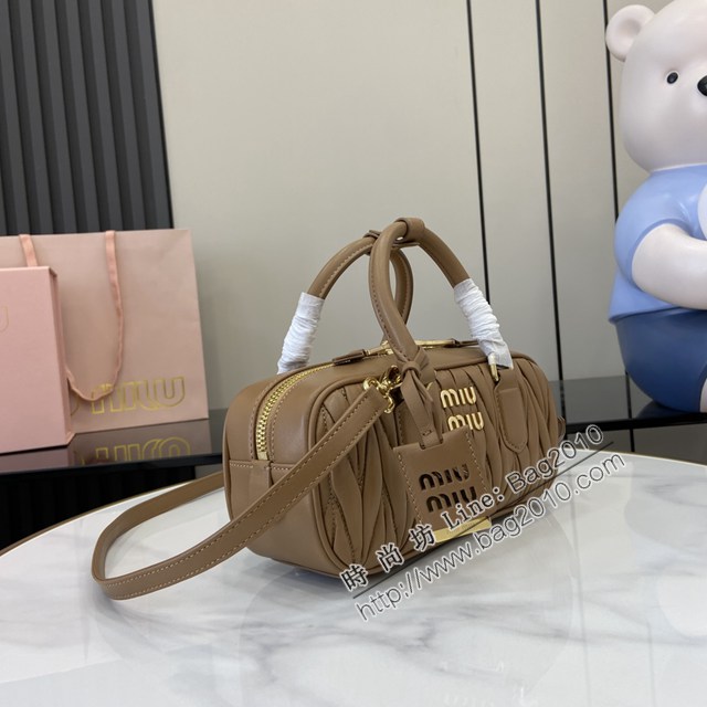 miumiu繆繆專櫃最新款小羊皮保齡球包手提肩背包 jh2536型號：5BB142